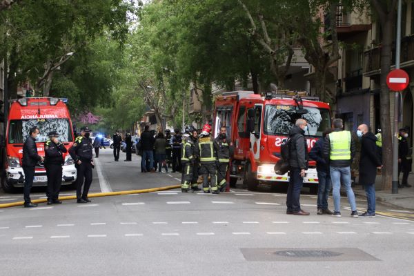 Firefighters outside the building in Barcelona where a fire broke out on April 12, 2022 (by Blanca Blay)